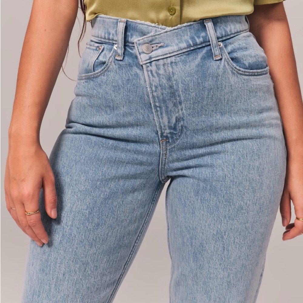 Abercrombie & Fitch Curve Love Ultra High Rise 90s Straight Jean - 27 | 4L